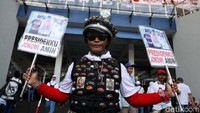 Ada pula pendukung Jokowi-Maruf Amin yang berpenampilan unik dan menarik perhatian untuk semakin memeriahkan acara tersebut.