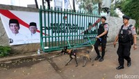 Seekor anjing pelacak dikerahkan untuk menyisiri area sekitar Hotel Sultan.