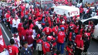 Massa pendukung Joko Widodo-Maruf Amin berkumpul di Bundaran HI untuk konvoi bersama pasangan capres-cawapres nomor urut 01 Jokowi-Maruf Amin menuju GBK untuk menghadiri Konser Putih Bersatu.