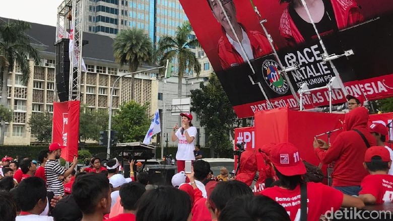 Tsamara Pimpin PSI Flashmob Goyang Jempol Jokowi Gaspol di Thamrin Tsamara Pimpin PSI Flashmob Goyang Jempol Jokowi Gaspol di Thamrin