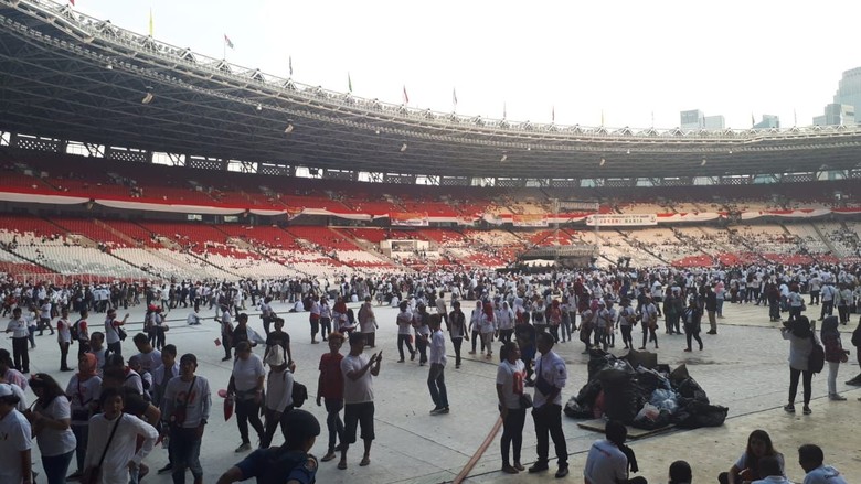 Massa Konser Putih Bersatu Mulai Tinggalkan GBK Massa Konser Putih Bersatu Mulai Tinggalkan GBK
