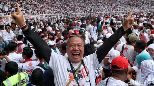  Massa pendukung Joko Widodo-Ma'ruf Amin mulai memenuhi Stadion Utama GBK.