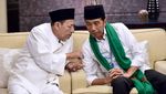 Hadiah Tasbih dan Sorban Untuk Jokowi