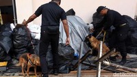 Anjing-anjing pelacak itu menyisiri sejumlah ruangan untuk mengamankan Hotel Sultan jelang debat terakhir Pilpres 2019.