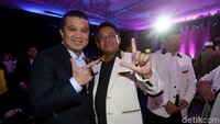 Para pendukung Prabowo Subianto-Sandiaga Uno mengacungkan salam dua jari.