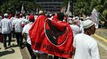 Aksi Unik Pendukung Jokowi-Maruf Amin Jelang Konser Putih Bersatu
