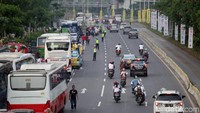 Nampak sejumlah petugas mengatur arus lalu lintas di kawasan Jenderal Sudirman, Jakarta, usai konvoi pendukung Jokowi-Maruf Amin.