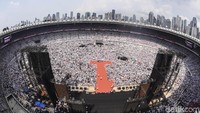 Massa pendukung Joko Widodo-Maruf Amin berkumpul di Stadion Utama GBK, Jakarta, untuk memeriahkan Konser Putih Bersatu, Sabtu (13/4/2019).