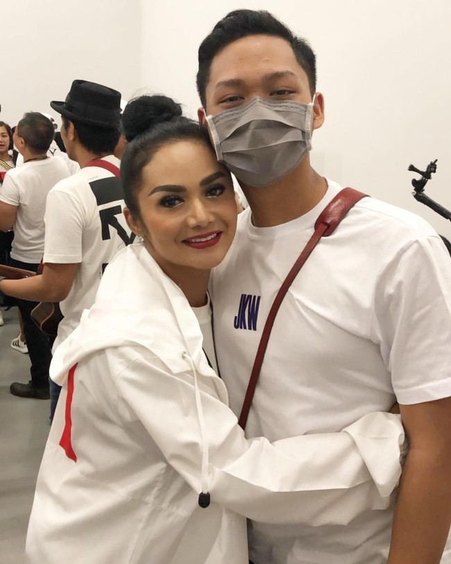 Krisdayanti menghadiri kampanye akbar Jokowi-Maruf Amin di GBK dengan putranya, Azriel Hermansyah. Foto: Dok. Instagram