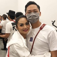 Krisdayanti menghadiri kampanye akbar Jokowi-Maruf Amin di GBK dengan putranya, Azriel Hermansyah. Foto: Dok. Instagram