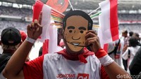 Massa pendukung pasangan capres-cawapres nomor urut 01 Joko Widodo-Maruf Amin mulai memenuhi GBK, Jakarta, Sabtu (13/4/2019).