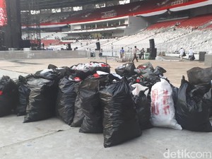 Massa Pro-Jokowi Bersihkan Sampah di GBK Usai Konser Putih Bersatu