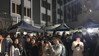 Meski antrean dan petunjuk tidak terlalu jelas, namun WNI di Melbourne masih memadati KJRI Melbourne hingga malam hari (Istimewa/Nadya)