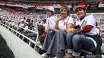 Aksi Unik Pendukung Jokowi-Maruf Amin Jelang Konser Putih Bersatu