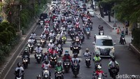 Massa pendukung Joko Widodo-Maruf Amin itu nantinya akan ikut serta dalam konvoi menuju GBK untuk menghadiri Konser Putih Bersatu yang digagas oleh relawan pasangan capres nomor 01 tersebut.