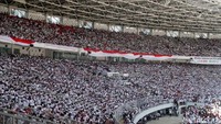 Massa pendukung Jokowi-Maruf Amin mulai memenuhi area dalam Stadion Utama Gelora Bung Karno, Jakarta.