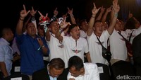 Para pendukung Prabowo-Sandiaga memberikan dukungan kepada capres-cawapres nomor urut 02.