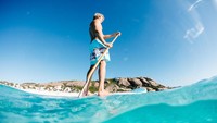Wisatawan juga bisa mencoba wisata petualangan bermain paddleboard di Esperance (Tourism Western Australia)