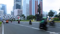 Kawasan Jalan Sudirman, nampak kembali normal usai berlangsungnya konvoi pendukung Jokowi-Maruf Amin, Jakarta, Sabtu (13/4/2019).