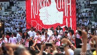 Sebanyak 100 musisi memainkan 100 gitar menghibur massa kampanye Joko Widodo (Jokowi)-Maruf Amin di Stadion Utama Gelora Bung Karno (GBK). Selain memainkan 100 gitar itu, mereka beryanyi.