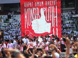 Angel Karamoy Mantun, Kirana Larasati Berpuisi di Konser Putih Bersatu