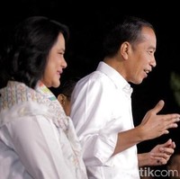 Iriana mulai menambah aksen pada busana putih yang konsisten dipakainya selama debat capres ketika mendampingi Jokowi hadir di Debat Pilpres 2019 kedua pada 17 Februari 2019. Aksen itu adalah dengan menggunakan aksesori scarf. Scarf yang ia pilih bernuansa hijau dan merah muda. Pilihan corak dan warna scarf tersebut membuat penampilan Iriana terkesan segar dan lebih kasual. Foto: Rifkianto Nugroho/Detikcom