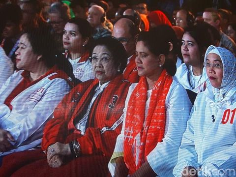 Gaya kompak Iriana dan Wury Estu Handayani di Debat Capres 2019.