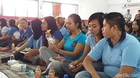 Vanessa duduk bersila di barisan depan bersama teman-temannya, salah satunya muncikari Nindy.  Foto: Amir Baihaqi