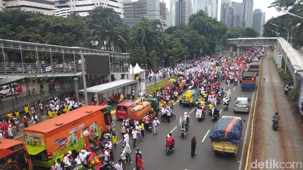 Massa pro Jokowi konvoi dari Sudirman ke GBK jelang Konser Putih Bersatu, Sabtu (13/4/2019)