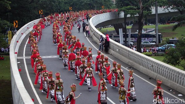 Tarian Jejer Kembang Menur Mengaspal Dukung Jokowi - Amin
