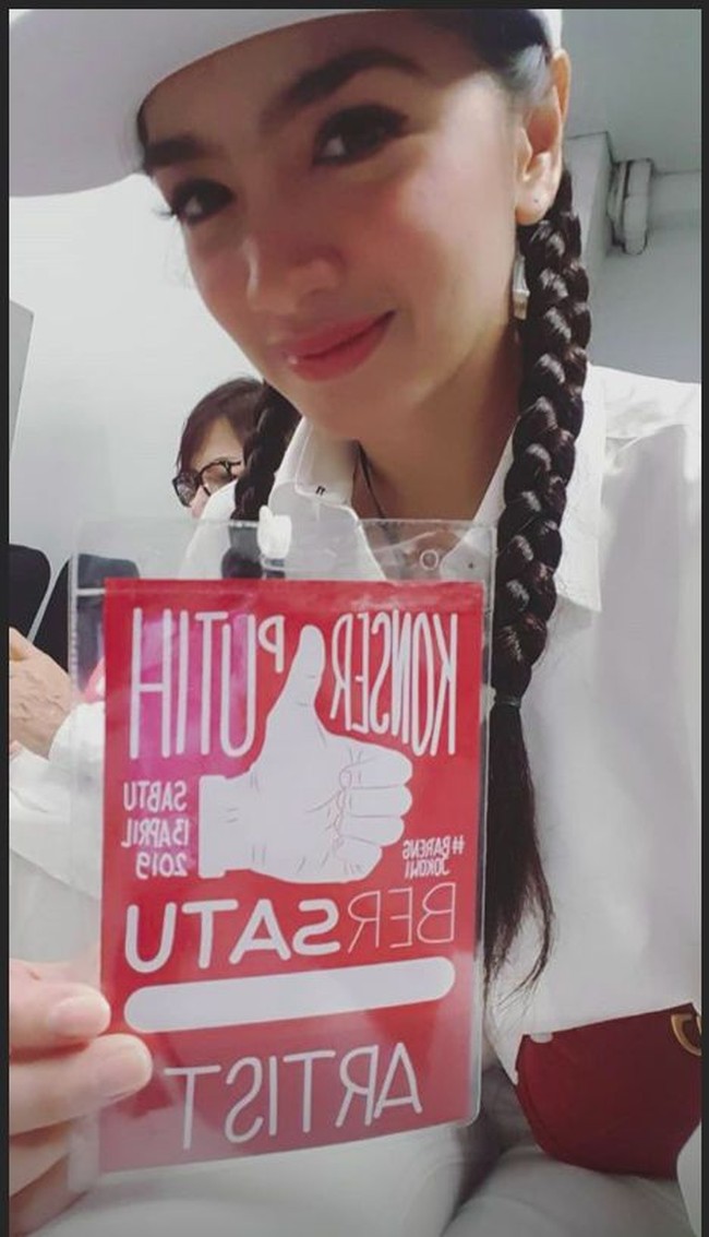 Aktris yang kini nyaleg, Angel Karamoy tampil cantik dengan rambut kepang. Ia juga memakai baju serba putih kali ini. Foto: Dok. Instagram