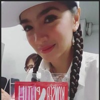 Aktris yang kini nyaleg, Angel Karamoy tampil cantik dengan rambut kepang. Ia juga memakai baju serba putih kali ini. Foto: Dok. Instagram