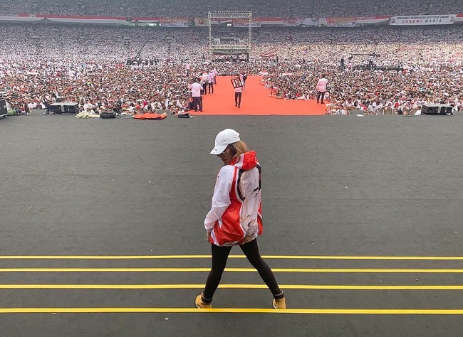Gaya Olla Ramlan dengan jaket oversized bergambar Jokowi di kampanye akbar Jokowi-Maruf di GBK. Foto: Dok. Instagram