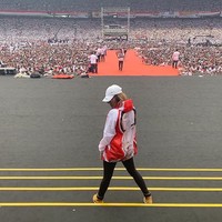 Gaya Olla Ramlan dengan jaket oversized bergambar Jokowi di kampanye akbar Jokowi-Maruf di GBK. Foto: Dok. Instagram