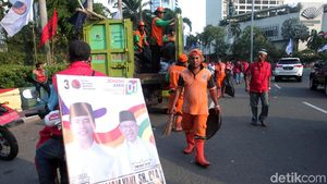 PPSU Bersihkan Bundaran HI Usai Konvoi Kampanye Akbar - 01