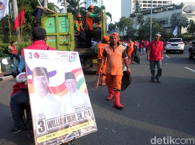PPSU Bersihkan Bundaran HI Usai Konvoi Kampanye Akbar - 01