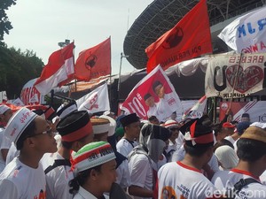 Massa Jokowi-Maruf Mulai Padati Stadion Utama GBK