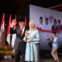 Pada Debat Pilpres 2019 terakhir hari ini 13 April 2019, Nur Asia Uno konsisten dengan busana biru. Kali ini ia memilih tunik bernuansa biru dengan jenis kain yang mengkilat. Wanita yang akrab disapa Mpok Nur itu memadukan tunik biru dengan hijab segi empat dan celana pensil berwarna beige. Bros garuda berwarna merah tak ketinggalan bertengger di dadanya. Foto: Antara Foto/Rivan Awal Lingga