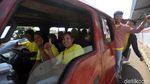 Bus Pendukung Jokowi-Maruf Amin Padati Tol Dalam Kota