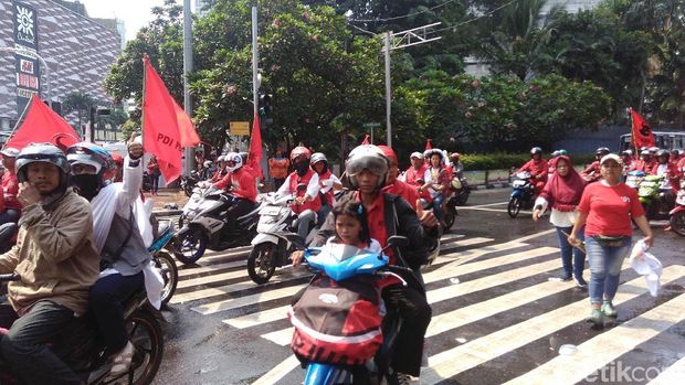 Massa pendukung Jokowi bergerak dari Bundaran HI ke GBK, Sabtu (13/4/2019)