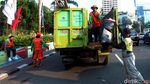 PPSU Bersihkan Bundaran HI Usai Konvoi Kampanye Akbar - 01