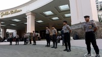 Petugas nampak bersiaga di sekitar Hotel Sultan, Jakarta.