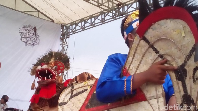 Seni Barongan Warnai Kampanye Terakhir Massa Pro Jokowi di Kudus Seni Barongan Warnai Kampanye Terakhir Massa Pro Jokowi di Kudus