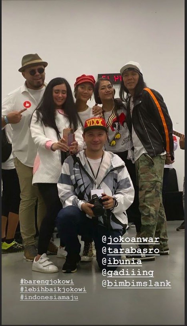 Gaya para selebriti, tampil berbaju putih. Joko Anwar, Ayushita, Tara Basro, Nia Dinata, Bimbim Slank dan Gading Marten berpose bersama. Foto: Dok. Instagram