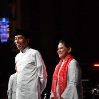 Busana putih seolah menjadi dresscode paslon nomor 1 saat kampanye maupun debat. Dan Iriana pun kembali memakai busana putih, di Debat Pilpres 2019 terakhir yang digelar di Hotel Sultan, Jakarta, Sabtu (13/03/2019). Lagi, ibu negara itu menggunakan syal 01 sebagai aksesori andalannya. Foto: Antara Foto/Rivan Awal Lingga