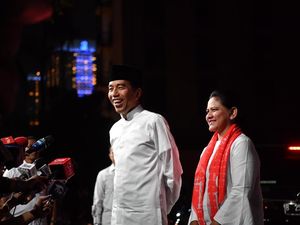 Total Dukung Suami di Debat Capres, Iriana dan Wury Kompak Pakai Scarf 01