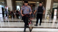 Petugas nampak sedang menyisiri area lokasi debat terakhir Pilpres 2019 di Hotel Sultan, Jakarta, Sabtu (13/4/2019).