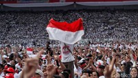 Massa kampanye terlihat fokus melihat 100 gitar yang dimainkan para musisi. Beberapa di antara mereka juga ikut bernyanyi.
