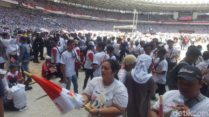 Matahari Terik Di Gbk Relawan Pro Jokowi Bagi Bagi Payung