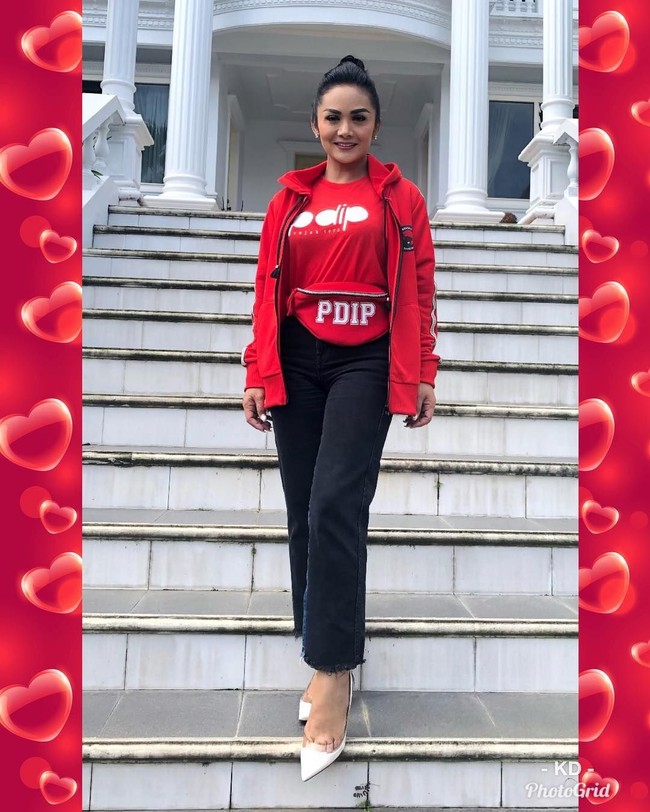 KD memakai baju, jaket hingga fany pack berlogo partai. Untuk melengkapinya, high heels dari Louboutin pun menjadi andalan. Foto: Dok. Instagram @krisdayantilemos